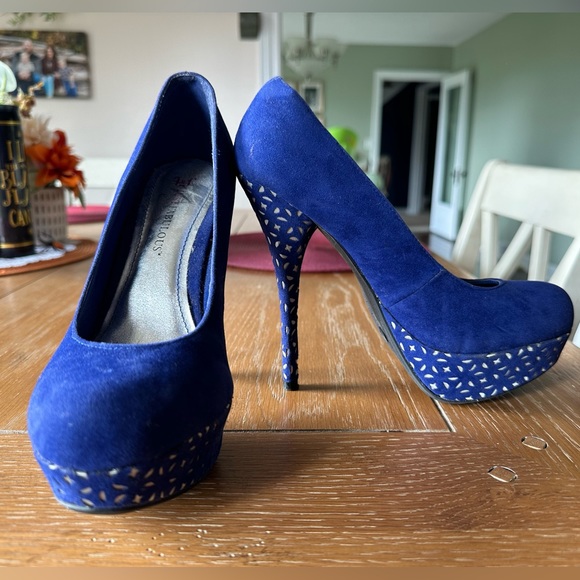 Blue 4 inch heels with 1 inch platform! Hardly worn. Size 7.5 - Picture 5 of 5